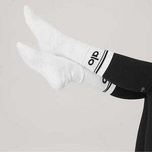 ALO Yoga Throwback Crew Socks in White w/Black Logo — Unisex — Size M/8–11.5